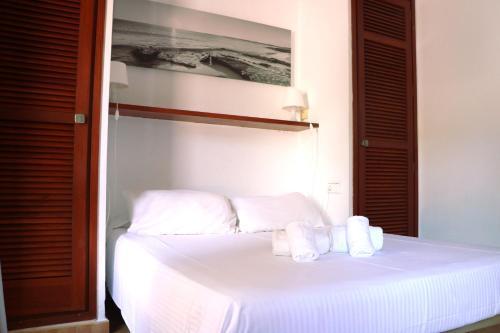 Apartamentos Club Cala Azul Sant Carles de Peralta Kültér fotó